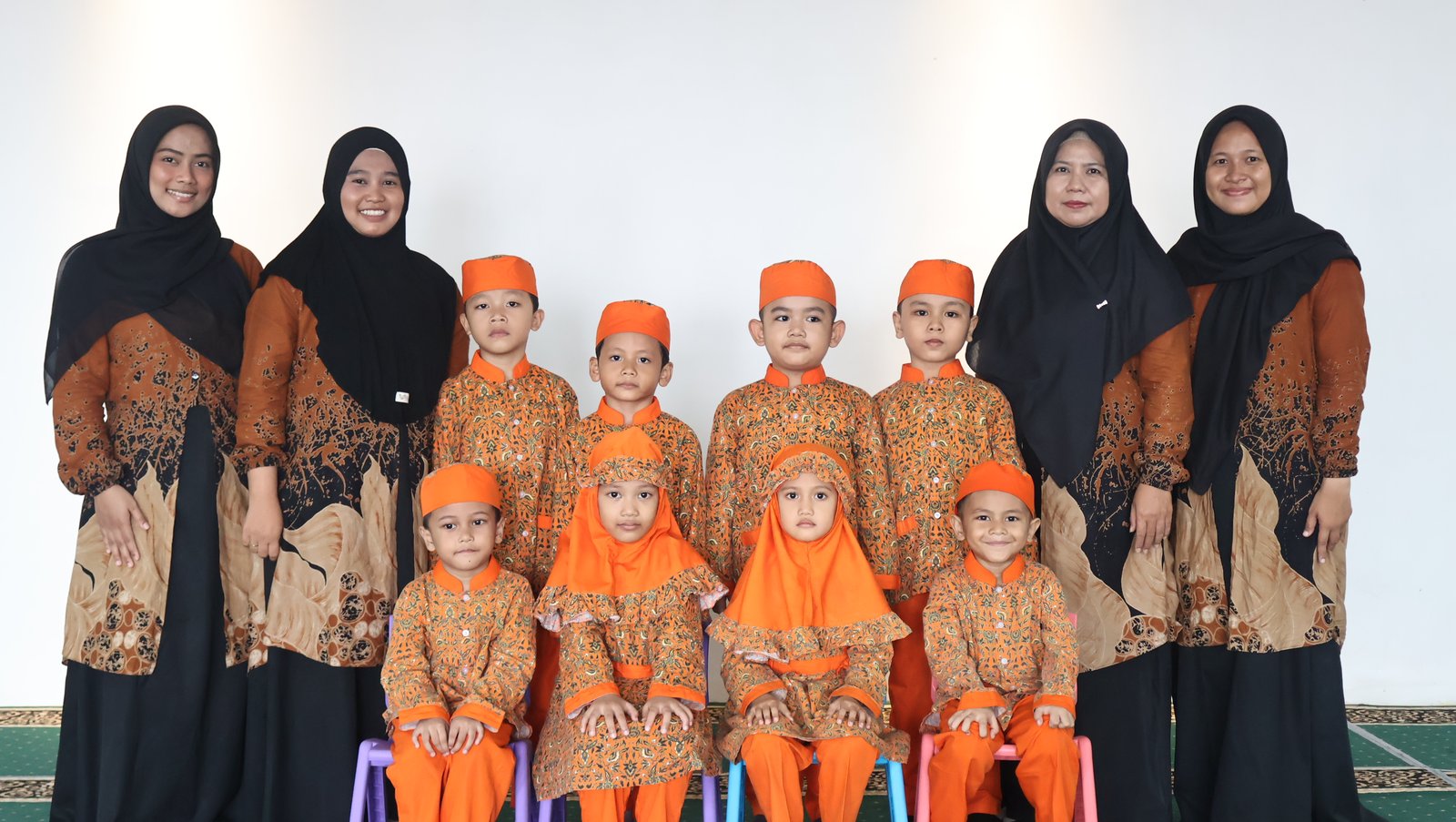 Guru dan peserta didik RA Bustanul Qolbi mengenakan seragam batik